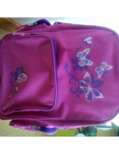 Mochila gris con flor rosa