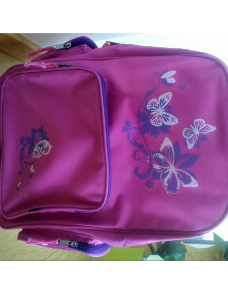 Mochila gris con flor rosa