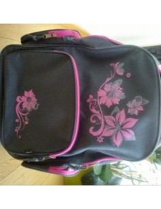 Mochila gris con flor rosa 2